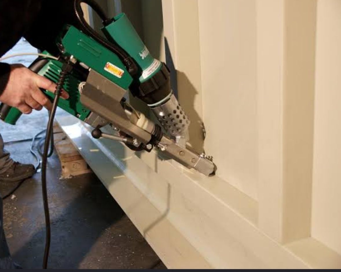 Extrusion welder fusing a corner seam on a tank panel