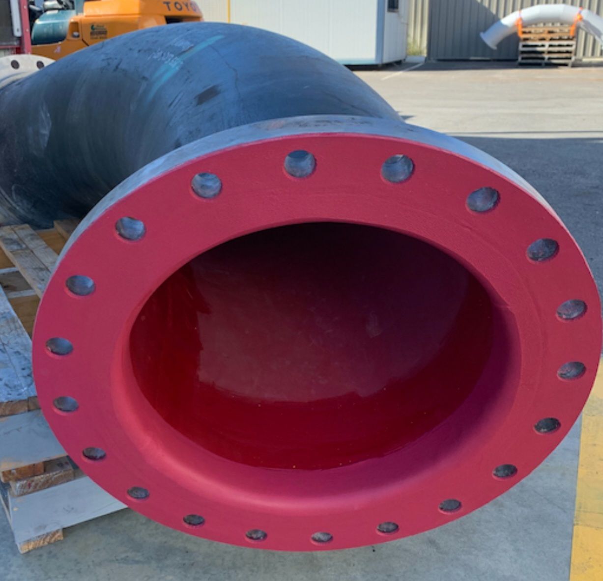 Rubber-lined pipe flange cross-section